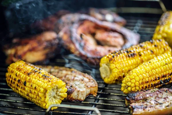 Courge de maïs et barbecue à viande — Photo