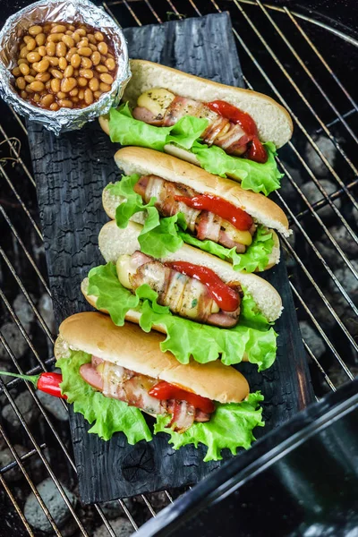 Hot dog con salsicce alla griglia — Foto Stock