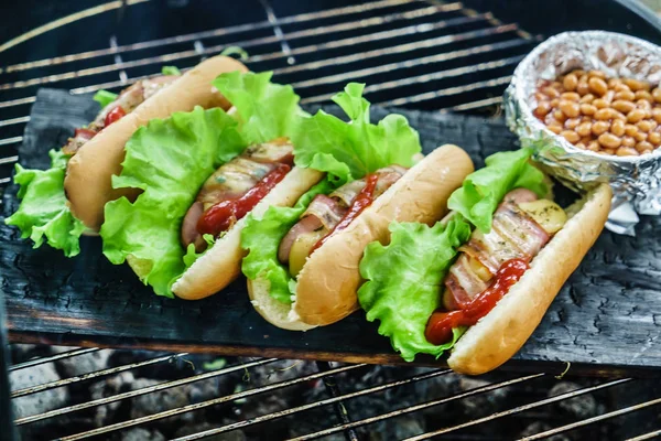 Hot dog con salsicce alla griglia — Foto Stock