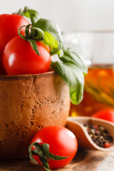 Свежие помидоры в глиняной чаше — стоковое фото