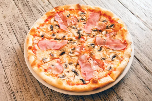 ahşap masa üstünde lezzetli pizza