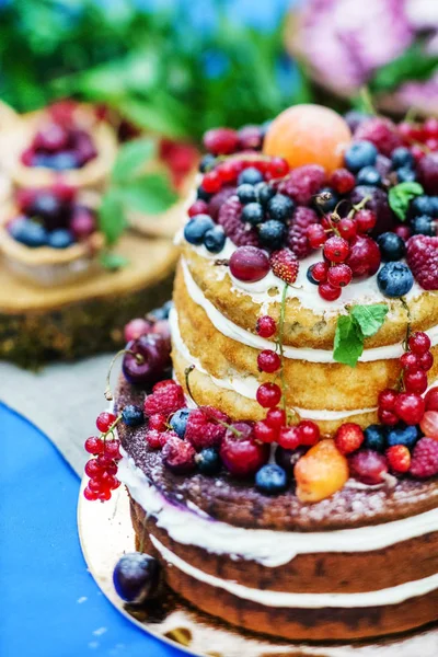 Wedding cake with berries — Stock Photo, Image