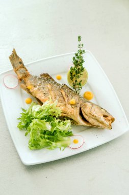 Tabakta kızarmış balık