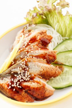 sashimi yılan balığı ile pirinç şehriye salatası