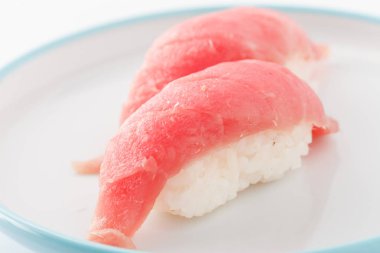 nigiri tuna plaka üzerinde 