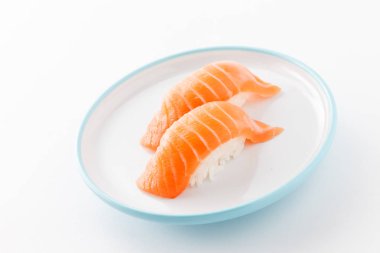 nigiri plaka üzerinde somon ile