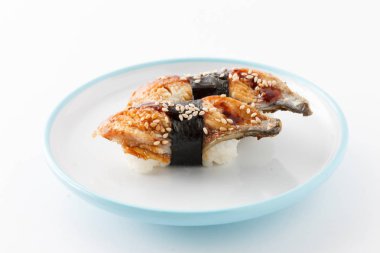 yılan balığı nigiri plaka üzerinde
