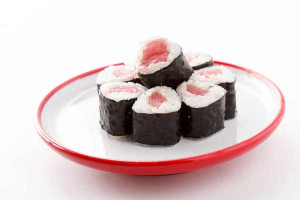 Ton sushi gustos pe farfurie roșie — Fotografie, imagine de stoc