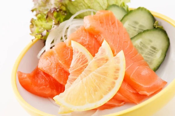 Salmon sashimi di piring kuning — Stok Foto