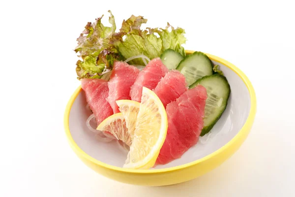 Sashimi tuna di piring kuning — Stok Foto