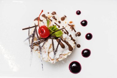 tatlı kek kiraz ile