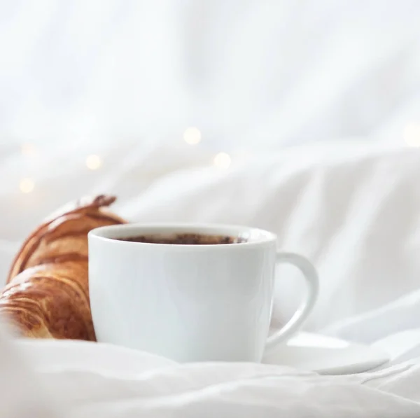 Kaffee am Morgen mit Croissant — Stockfoto