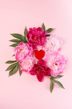 Kırmızı kalpli Peonies çelenk 