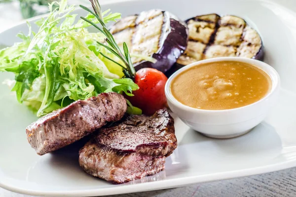 Bife de carne com legumes — Fotografia de Stock