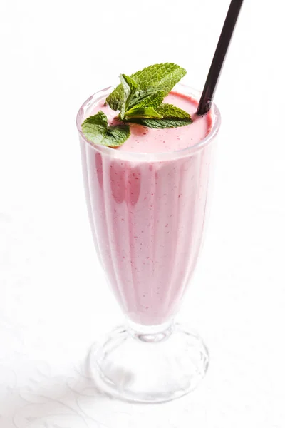 Mléko berry koktejl do skla — Stock fotografie