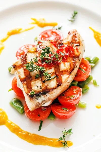 Bife de peixe com legumes — Fotografia de Stock