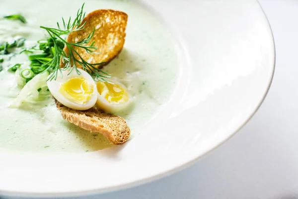 プレートのグリーン クリーム スープ — ストック写真