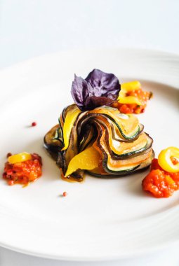 Renkli kavrulmuş sebze