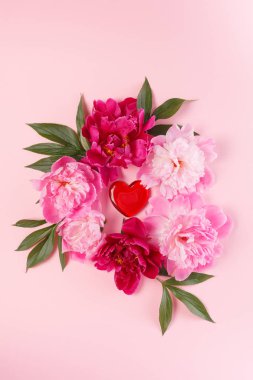 Kırmızı kalpli Peonies çelenk 