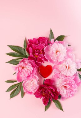 Kırmızı kalpli Peonies çelenk 