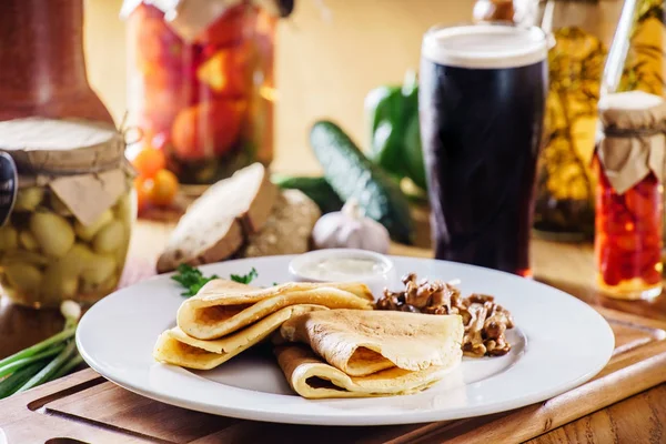 Gebakken pannenkoeken met paddestoelen — Stockfoto