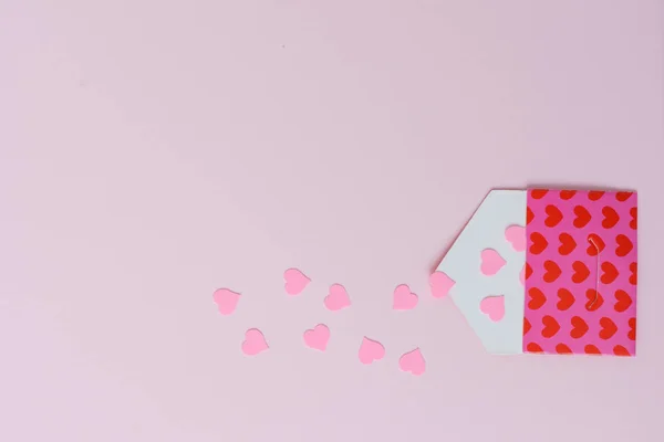 Söta kuvert med små hjärtan — Stockfoto