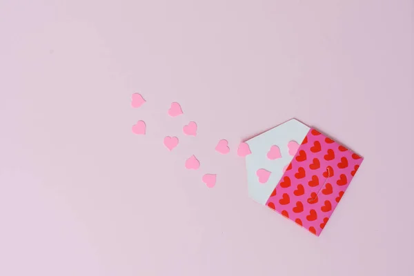 Küçük kalpler ile sevimli zarf — Stok fotoğraf