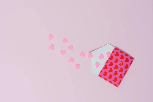 Bonito sobre con pequeños corazones —  Fotos de Stock