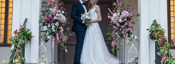 Pareja feliz el día de la boda — Foto de Stock