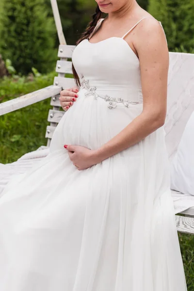 Mulher noiva grávida ao ar livre — Fotografia de Stock