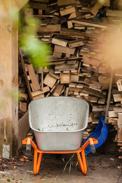 Açık el arabası ile ahşap günlükleri