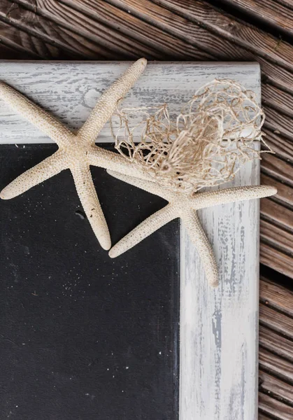 Empty blackboard with starfish — Stock Photo, Image