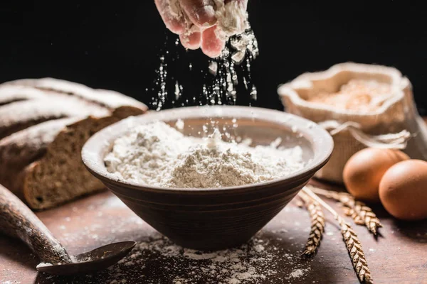 Wylewanie mąki w misce czarny — Zdjęcie stockowe