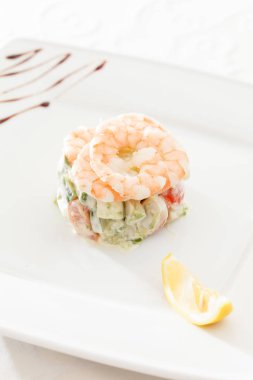 Lezzetli karides salatası