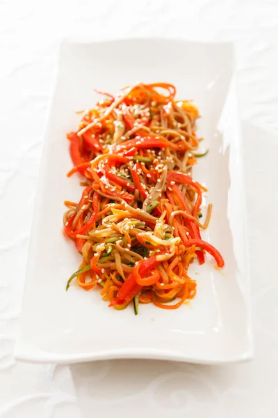 Азиатская лапша с овощами — стоковое фото