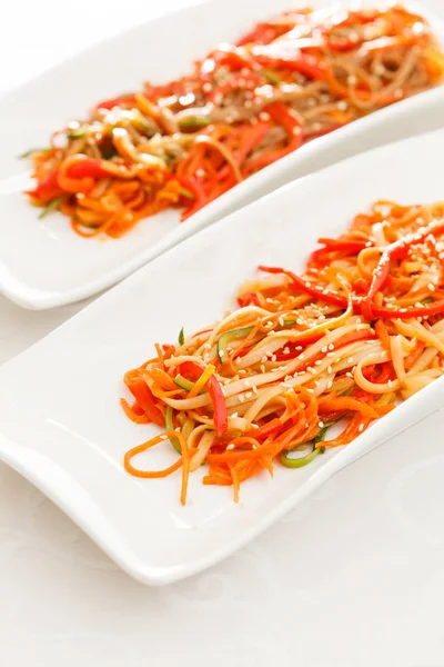 Tagliatelle asiatiche con verdure — Foto Stock