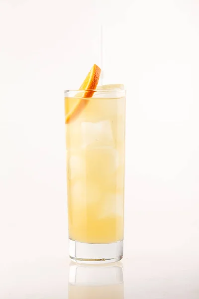 Вкусный коктейль в стакане — стоковое фото