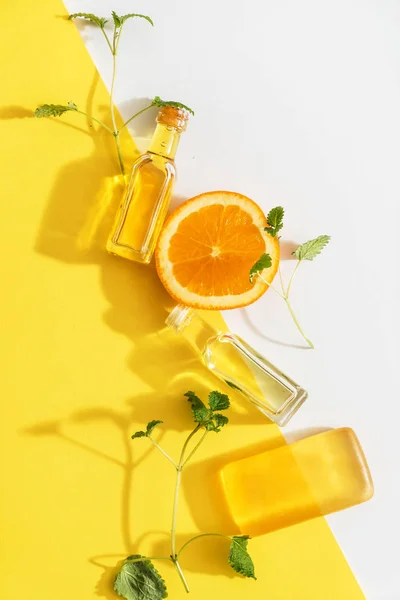 Rebanada de naranja y botellas de aceite — Foto de Stock