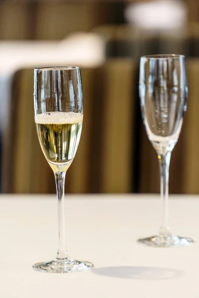 Şampanya masada bardaklarda — Stok fotoğraf