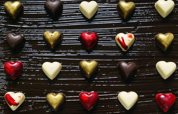 Cuori di cioccolato sul tavolo — Foto Stock