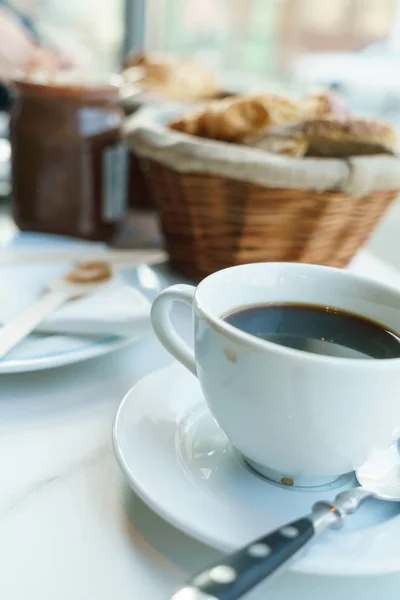 Zwarte verse koffie in winkel — Stockfoto