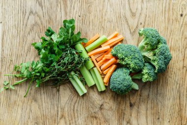 ahşap masa üzerinde sağlıklı atıştırmalıklar