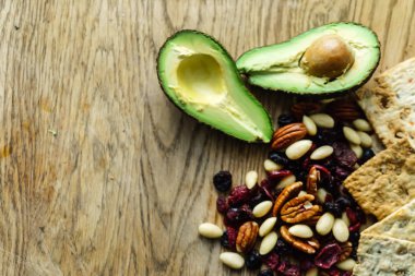 ahşap masa üzerinde sağlıklı atıştırmalıklar