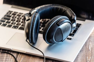 Belgili tanımlık laptop üzerinde modern kulaklık