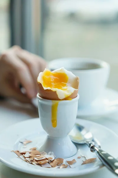 Pessoa que toma café da manhã com ovo — Fotografia de Stock