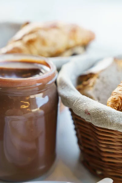 Pastry in basket and chocolate cream — Stock Photo, Image