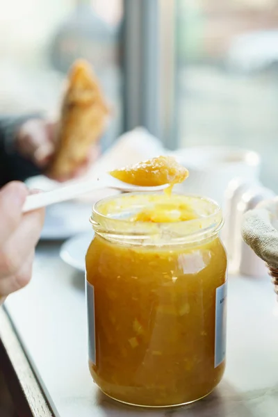 Confiture d'orange en pot au café — Photo