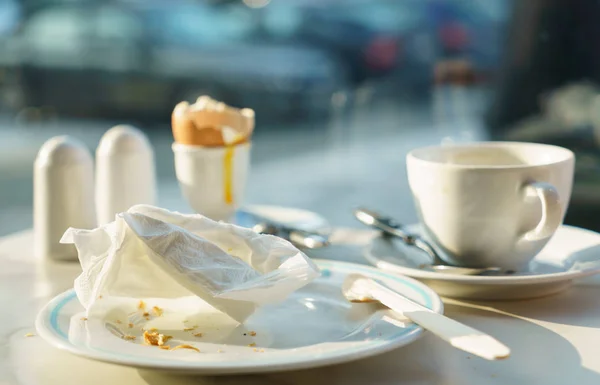 Fertiges Frühstück auf dem Tisch — Stockfoto