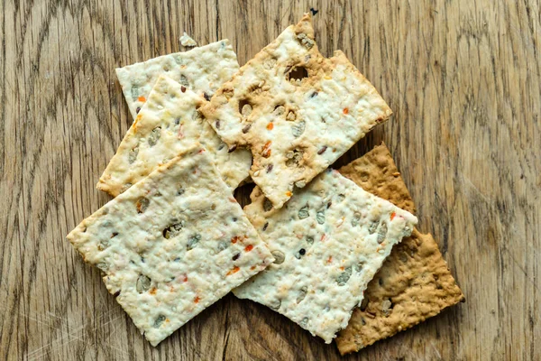 Crackers met wortel op tafel — Stockfoto