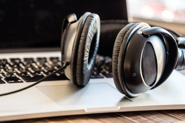 Belgili tanımlık laptop üzerinde modern kulaklık